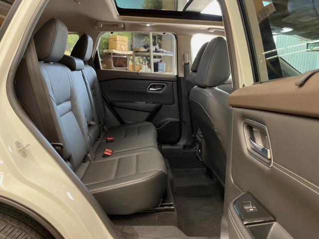 エクストレイル G e-4ORCE 禁煙車 サンルーフ ニッサンコネクト12.3型ディスプレイオーディオ 全周囲カメラ プロパイロット ブラインドスポットモニター シートヒーター 純正革巻きステアリング 純正19インチアルミ(10枚目)