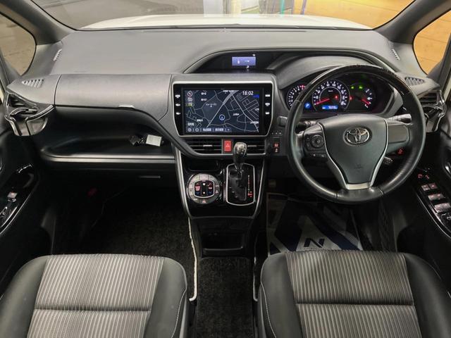 ヴォクシー ZS 煌II TRDエアロ 純正10インチナビ バックカメラ セーフティセンス 両側パワスラ クリアランスソナー フリップダウン LEDヘッド デュアルオートエアコン 16インチアルミ 革巻きステアリング ETC(2枚目)