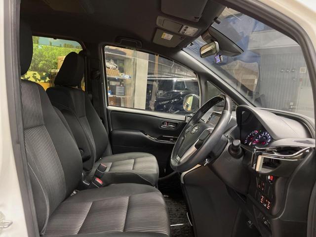 ヴォクシー ZS 煌II TRDエアロ 純正10インチナビ バックカメラ セーフティセンス 両側パワスラ クリアランスソナー フリップダウン LEDヘッド デュアルオートエアコン 16インチアルミ 革巻きステアリング ETC(7枚目)