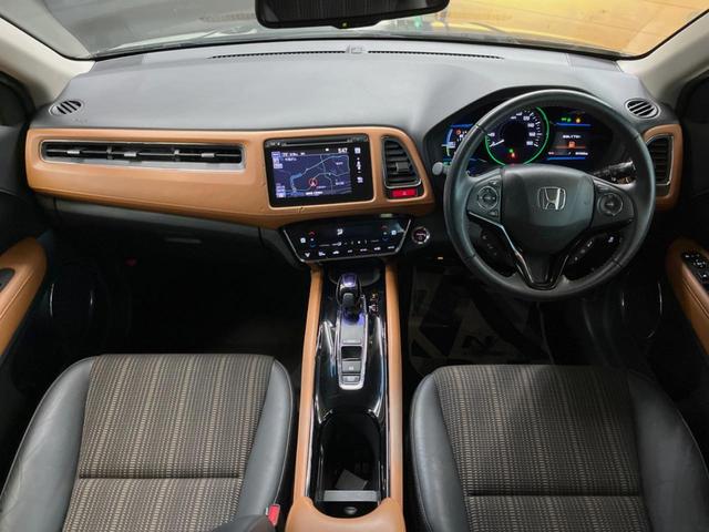 ヴェゼル ハイブリッドZ 純正ナビ バックカメラ クルーズコントロール シートヒーター 横滑り防止機能 スマートキー 純正革巻きステアリング 純正17インチアルミホイール 電動パーキング 左右独立オートエアコン(2枚目)