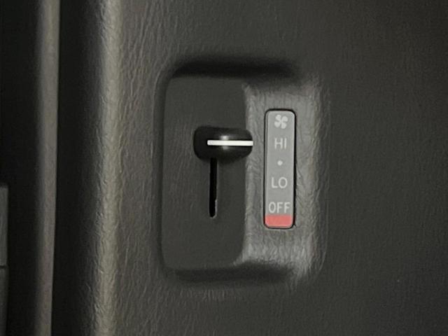 ハイエースバン スーパーGL ダークプライムII ディーゼル 4WD 10インチナビ 全周囲カメラ トヨタセーフティセンス 禁煙車 純正15インチオプションアルミ デジタルインナーミラー ビルトインETC オートハイビーム 純正15インチアルミ(34枚目)