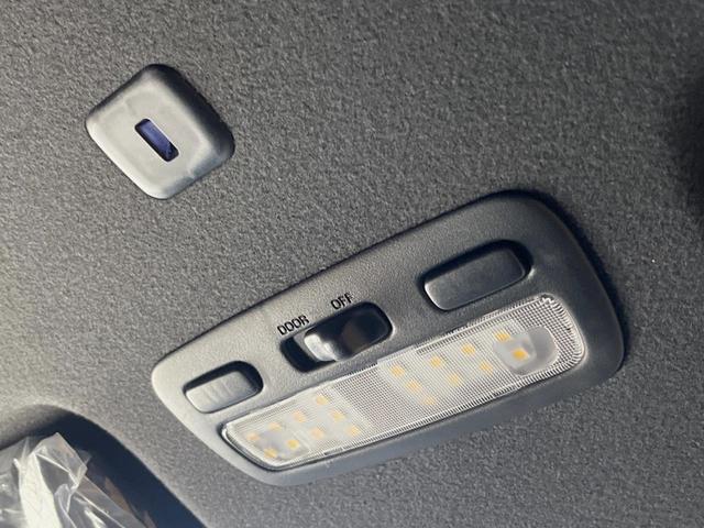 ハイエースバン スーパーGL ダークプライムII ディーゼル 4WD 10インチナビ 全周囲カメラ トヨタセーフティセンス 禁煙車 純正15インチオプションアルミ デジタルインナーミラー ビルトインETC オートハイビーム 純正15インチアルミ(49枚目)