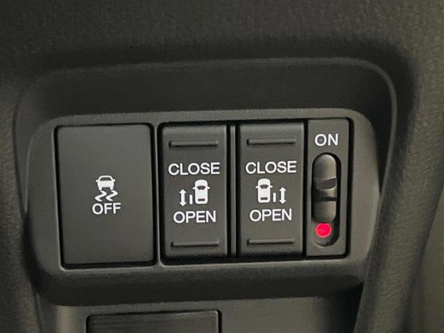 フリード クロスター　登録済未使用　レーダークルーズコントロール　両側電動スライドドア　ホンダセンシング　シートヒーター　　スマートキー　革巻きステアリング　１５インチ純正アルミ　ルーフレール　ＬＥＤヘッドライト（4枚目）