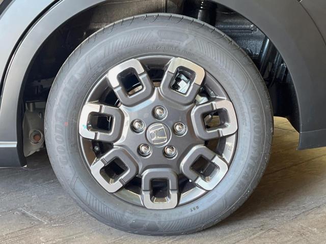 フリード クロスター　登録済未使用　レーダークルーズコントロール　両側電動スライドドア　ホンダセンシング　シートヒーター　　スマートキー　革巻きステアリング　１５インチ純正アルミ　ルーフレール　ＬＥＤヘッドライト（12枚目）