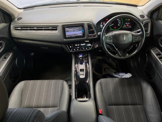 ヴェゼル ハイブリッドＺ・ホンダセンシング　禁煙車　純正ＳＤナビ　バックカメラ　ホンダセンシング　レーダークルーズコントロール　シートヒーター　ハーフレザーシート　トノボード　純正革巻きステアリング　１７インチ純正アルミ　デュアルオートエアコン（2枚目）