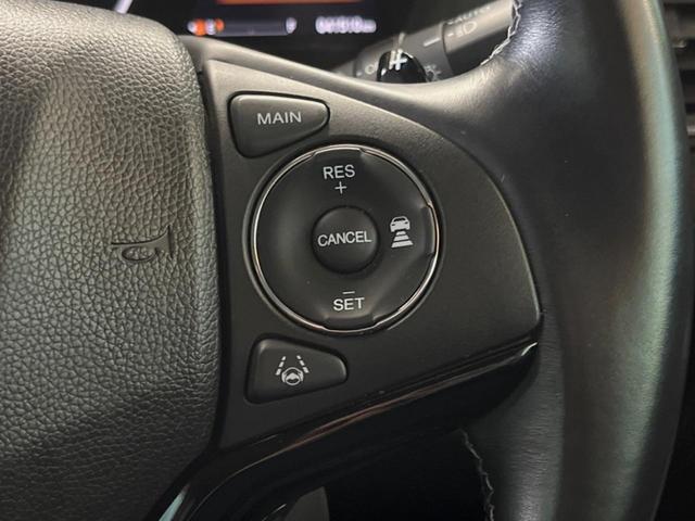 ヴェゼル ハイブリッドＺ・ホンダセンシング　禁煙車　純正ＳＤナビ　バックカメラ　ホンダセンシング　レーダークルーズコントロール　シートヒーター　ハーフレザーシート　トノボード　純正革巻きステアリング　１７インチ純正アルミ　デュアルオートエアコン（6枚目）