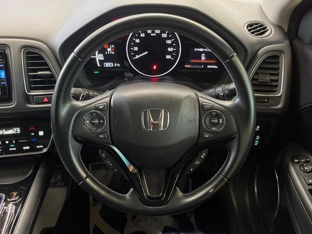 ヴェゼル ハイブリッドＺ・ホンダセンシング　禁煙車　純正ＳＤナビ　バックカメラ　ホンダセンシング　レーダークルーズコントロール　シートヒーター　ハーフレザーシート　トノボード　純正革巻きステアリング　１７インチ純正アルミ　デュアルオートエアコン（12枚目）