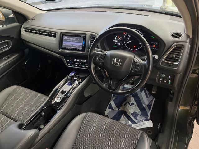 ヴェゼル ハイブリッドＺ・ホンダセンシング　禁煙車　純正ＳＤナビ　バックカメラ　ホンダセンシング　レーダークルーズコントロール　シートヒーター　ハーフレザーシート　トノボード　純正革巻きステアリング　１７インチ純正アルミ　デュアルオートエアコン（23枚目）