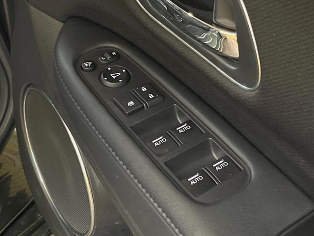 ヴェゼル ハイブリッドＺ・ホンダセンシング　禁煙車　純正ＳＤナビ　バックカメラ　ホンダセンシング　レーダークルーズコントロール　シートヒーター　ハーフレザーシート　トノボード　純正革巻きステアリング　１７インチ純正アルミ　デュアルオートエアコン（26枚目）