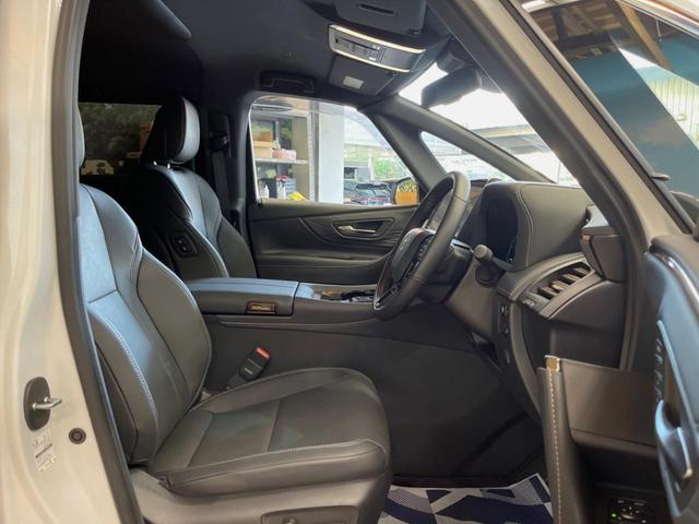 【合皮レザーシート】汚れのふき取りが容易でメンテナンスもが簡単な、機能性に優れる合成皮革を採用した上質なシートです。座り心地もよく、高級感あふれる心地良い車内空間を演出してくれます。