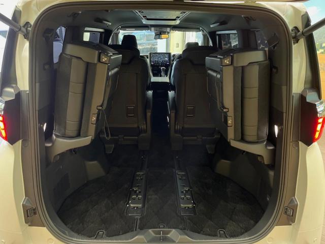 後席を格納すると、これだけの広さが！シーンに合わせたシートアレンジで、大きな荷物も積むことが出来ます♪
