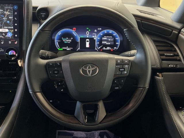 【ウッドコンビステアリング】高級感ある木目調パーツを採用した手に良く馴染むコンビハンドル。運転席廻りの雰囲気も一気に豪華になります！