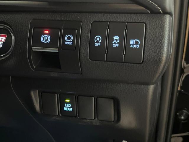 【オートブレーキホールド】信号待ちや渋滞で停車時にブレーキから足を離しても、停止状態を保持してくれます。前進するときはアクセルを踏めば自動で解除されるので安心♪街乗り運転が楽になります♪