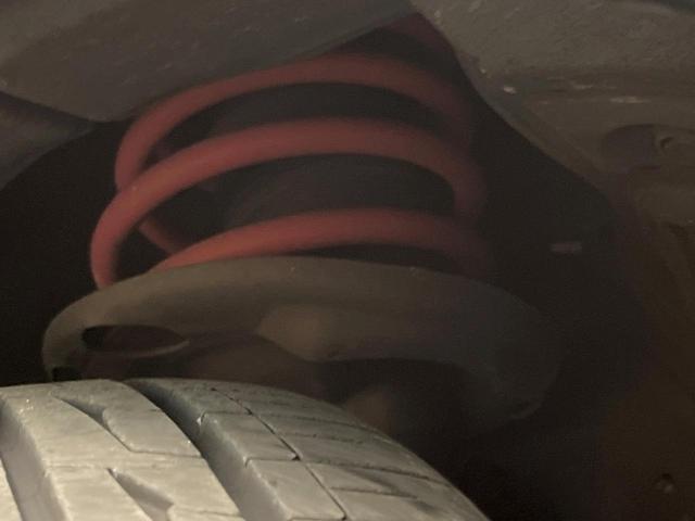 【ダウンサス】ローダウン済みのお車で、スタイリッシュな見た目となっております。車両の重心が下がる事で、走行時の安定性も向上します♪