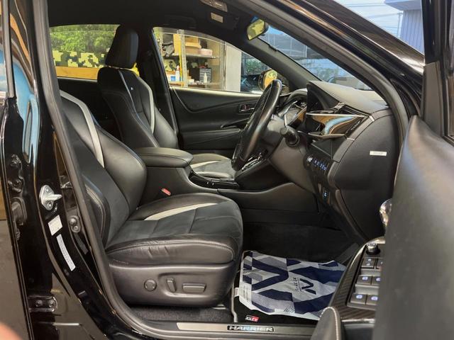 【専用スポーツシート】ホールド性に優れ、カーブ時の体が流れを抑制してくれます。また、体にフィットするから腰や背中が疲れにくく、ロングドライブや高速走行でも快適にお過ごしいただけます♪