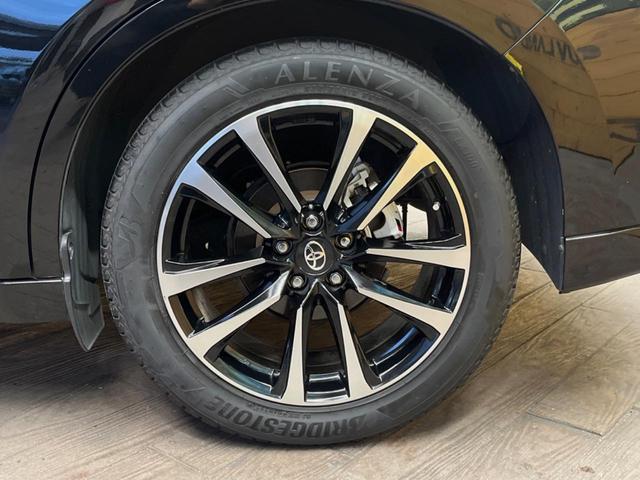 【グレード専用純正１９インチアルミホイール】デザイン性の高い純正アルミホイールを装着しております。各種社外アルミホイールや、スタッドレスタイヤも取扱いしております。是非ご相談ください♪