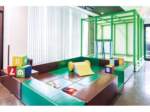 大きなキッズスペースも完備！小さなお子様連れでも、ゆっくりとお車探しをお楽しみいただけます。