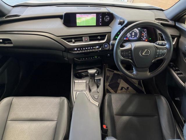 ＵＸ ＵＸ２５０ｈ　バージョンＬ　禁煙車　純正１０．３型ナビ　全周囲カメラ　セーフティシステムプラス　シートベンチレーション　ブラインドスポットモニター　メモリー機能付きパワーシート　ハンズフリーパワーバックドア　純正１８インチアルミ（2枚目）