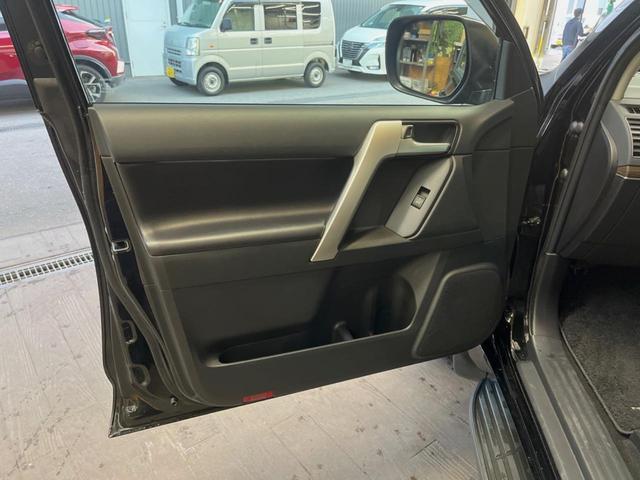 ランドクルーザープラド ＴＸ　Ｌパッケージ　マットブラックエディション　禁煙車　サンルーフ　ディーゼル　純正９型ディスプレイオーディオ　全周囲カメラ　レーダークルーズコントロール　シートベンチレーション　パワーシート　ＬＥＤヘッド　ＥＴＣ　セーフティセンス　黒革シート（25枚目）