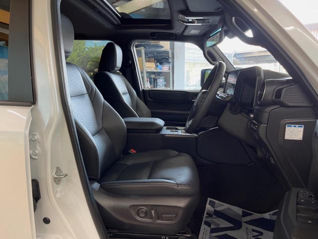 ランドクルーザー２５０ ＶＸ　ディーゼル　サンルーフ　１２．３インチディスプレイオーディオ　全周囲カメラ　セーフティセンス　レーダークルーズ　ブラインドスポットモニター　デジタルインナーミラー　ＬＥＤヘッド　純正１８インチアルミ（7枚目）