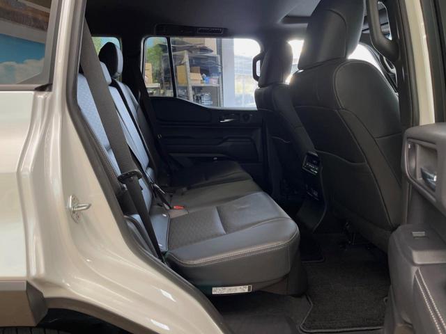 ランドクルーザー２５０ ＶＸ　ディーゼル　サンルーフ　１２．３インチディスプレイオーディオ　全周囲カメラ　セーフティセンス　レーダークルーズ　ブラインドスポットモニター　デジタルインナーミラー　ＬＥＤヘッド　純正１８インチアルミ（8枚目）