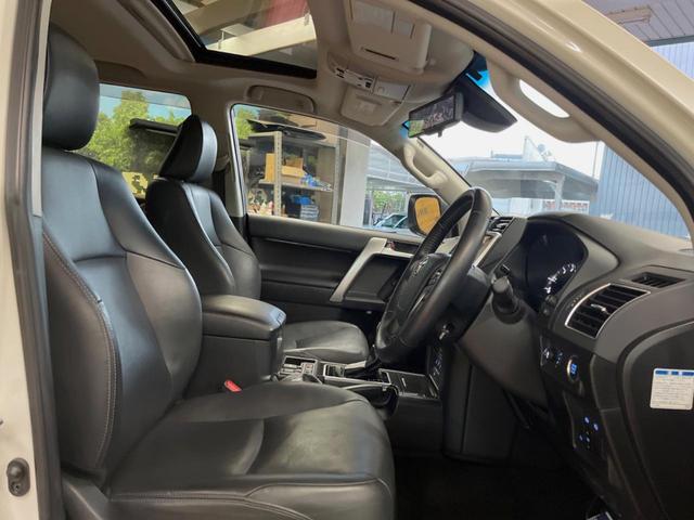 ランドクルーザープラド TX Lパッケージ・ブラックエディション ディーゼル 禁煙車 ムーンルーフ 9インチナビ バックカメラ セーフティーセンス デジタルインナーミラー パワーシート ブラック革シート 18インチ純正ブラック塗装アルミ シートベンチレーション(9枚目)