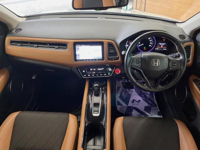 ヴェゼル ハイブリッドＺ・ホンダセンシング　禁煙車　純正ＳＤナビ　バックカメラ　レーダークルーズコントロール　ホンダセンシング　シートヒーター　ＥＴＣ　１７インチ純正アルミ　左右独立オートエアコン　ブラウン革ファブリックコンビシート　トノカバー（2枚目）