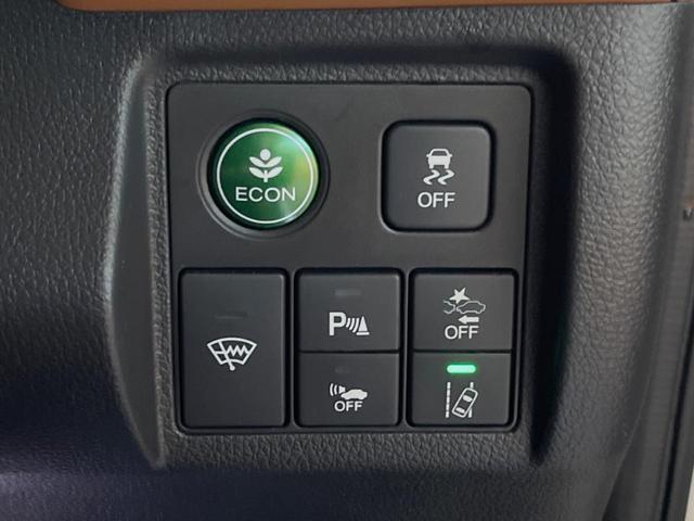 ヴェゼル ハイブリッドＺ・ホンダセンシング　禁煙車　純正ＳＤナビ　バックカメラ　レーダークルーズコントロール　ホンダセンシング　シートヒーター　ＥＴＣ　１７インチ純正アルミ　左右独立オートエアコン　ブラウン革ファブリックコンビシート　トノカバー（6枚目）
