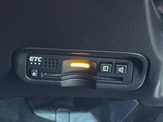 ヴェゼル ハイブリッドＺ・ホンダセンシング　禁煙車　純正ＳＤナビ　バックカメラ　レーダークルーズコントロール　ホンダセンシング　シートヒーター　ＥＴＣ　１７インチ純正アルミ　左右独立オートエアコン　ブラウン革ファブリックコンビシート　トノカバー（7枚目）