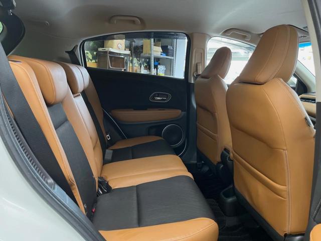 ヴェゼル ハイブリッドＺ・ホンダセンシング　禁煙車　純正ＳＤナビ　バックカメラ　レーダークルーズコントロール　ホンダセンシング　シートヒーター　ＥＴＣ　１７インチ純正アルミ　左右独立オートエアコン　ブラウン革ファブリックコンビシート　トノカバー（10枚目）