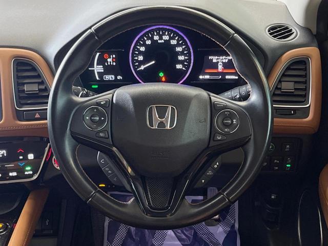 ヴェゼル ハイブリッドＺ・ホンダセンシング　禁煙車　純正ＳＤナビ　バックカメラ　レーダークルーズコントロール　ホンダセンシング　シートヒーター　ＥＴＣ　１７インチ純正アルミ　左右独立オートエアコン　ブラウン革ファブリックコンビシート　トノカバー（12枚目）