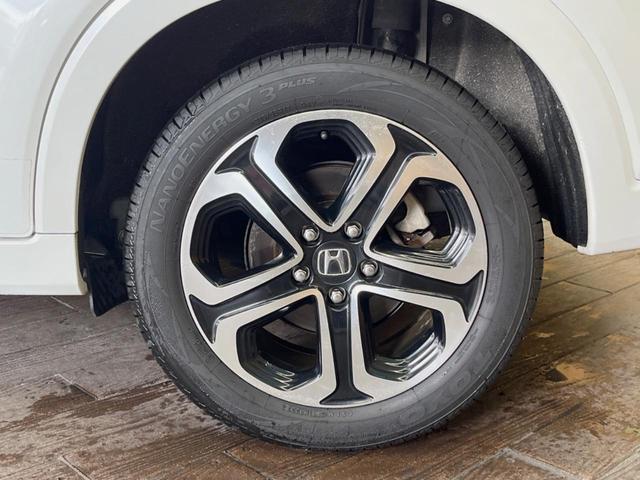ヴェゼル ハイブリッドＺ・ホンダセンシング　禁煙車　純正ＳＤナビ　バックカメラ　レーダークルーズコントロール　ホンダセンシング　シートヒーター　ＥＴＣ　１７インチ純正アルミ　左右独立オートエアコン　ブラウン革ファブリックコンビシート　トノカバー（13枚目）