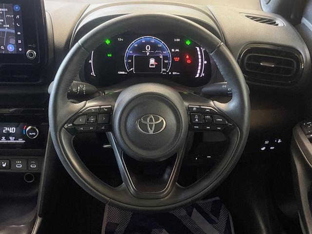 ヤリスクロス Ｚ　８型ディスプレイオーディオ　バックカメラ　セーフティセンス　レーダークルーズ　ブラインドスポットモニター　パワーシート　シートヒーター　１８インチ純正アルミ　ＬＥＤヘッド　ハーフレザーシート　ＥＴＣ（12枚目）