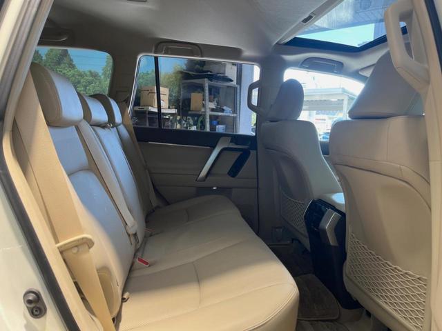 ランドクルーザープラド TX Lパッケージ 4WD サンルーフ セーフティセンス 純正9インチディスプレイオーディオ 全周囲カメラ レーダークルーズ 禁煙車 シートベンチレーション パワーシート ブラインドスポットモニター ルーフレール ETC(33枚目)