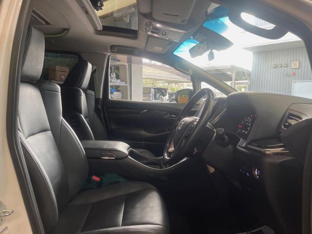 アルファード ２．５Ｓ　Ｃパッケージ　禁煙車　９インチディスプレイオーディオ　バックカメラ　１２．１インチフリップ　レーダークルーズ　ブラインドスポットモニター　セーフティセンス　ウッドコンビステアリング　合皮シート　１８インチアルミ（8枚目）