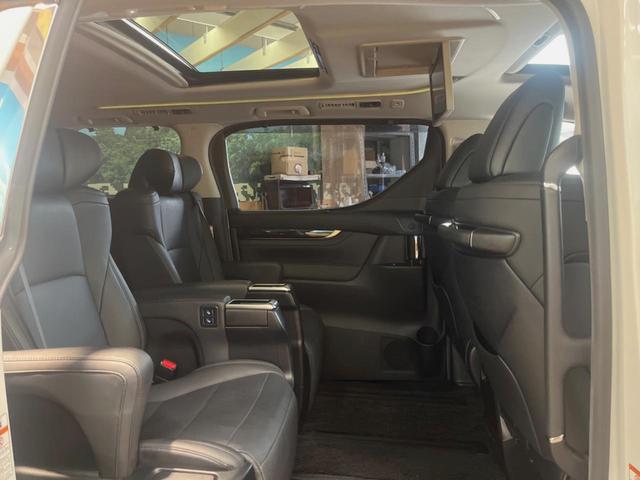 アルファード ２．５Ｓ　Ｃパッケージ　禁煙車　９インチディスプレイオーディオ　バックカメラ　１２．１インチフリップ　レーダークルーズ　ブラインドスポットモニター　セーフティセンス　ウッドコンビステアリング　合皮シート　１８インチアルミ（9枚目）