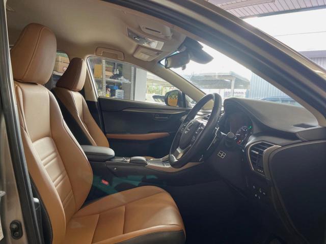 ＮＸ ＮＸ３００　Ｉパッケージ　禁煙車　純正１０．３インチメーカーナビ　全周囲カメラ　プリクラッシュセーフティ　レーダークルーズ　ブラインドスポットモニター　パワーバックドア　シートヒーター　三眼ＬＥＤヘッドランプ　シートヒーター（9枚目）