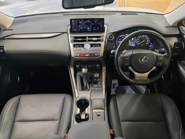 ＮＸ ＮＸ３００ｈ　スパイス＆シック　１０．３型ディスプレイオーディオ　サイド・バックカメラ　レーダークルーズ　禁煙車　シートベンチレーション　パワーバックドア　ブラインドスポットモニター　パワーシート　角型三眼ＬＥＤヘッド　ＥＴＣ（2枚目）