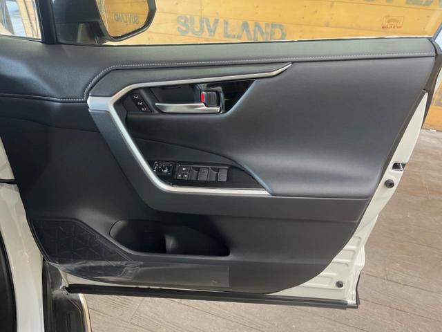 ＲＡＶ４ ハイブリッドＧ　パノラマサンルーフ　９インチディスプレイオーディオ　全周囲カメラ　セーフティセンス　レーダークルーズ　ブラインドスポットモニター　パワーバックドア　ＬＥＤヘッド　純正１８インチアルミ　スマートキー（28枚目）