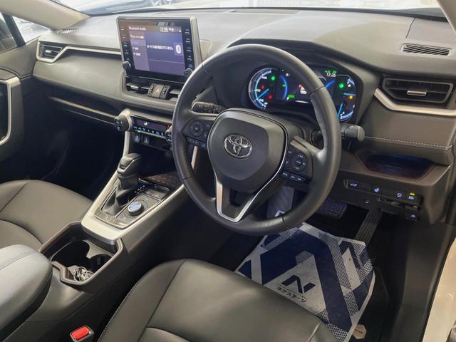 ＲＡＶ４ ハイブリッドＧ　パノラマサンルーフ　９インチディスプレイオーディオ　全周囲カメラ　セーフティセンス　レーダークルーズ　ブラインドスポットモニター　パワーバックドア　ＬＥＤヘッド　純正１８インチアルミ　スマートキー（31枚目）