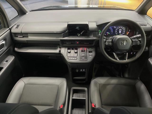 ステップワゴン ｅ：ＨＥＶスパーダ　登録済未使用車　ホンダセンシング　レーダークルーズ　両側パワスラ　ブラインドスポットモニター　パワーバックドア　シーケンシャルターンランプ　ハーフレザーシート　シートヒーター　純正１６インチアルミ（2枚目）