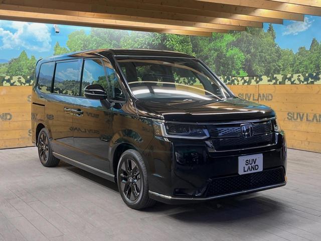 ステップワゴン ｅ：ＨＥＶスパーダ　登録済未使用車　ホンダセンシング　レーダークルーズ　両側パワスラ　ブラインドスポットモニター　パワーバックドア　シーケンシャルターンランプ　ハーフレザーシート　シートヒーター　純正１６インチアルミ（16枚目）