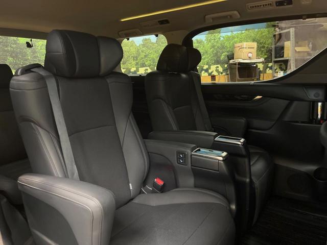 アルファード ２．５Ｓ　Ｃパッケージ　９インチディスプレイオーディオ　バックカメラ　セーフティセンス　レーダークルーズ　両側パワスラ　合皮シート　フリップダウン　シートベンチレーション　シーケンシャルターンランプ　１８インチアルミ　ＥＴＣ（8枚目）