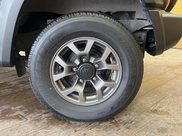 �y�����P�T�C���`�A���~�z�C�[���z�O�ςɃ}�b�`���������A���~�z�C�[���𑕒����Ă���܂��B�e��ЊO�A���~�z�C�[����A�X�^�b�h���X�^�C�����戵�����Ă���܂��B���񂲑��k����������