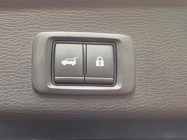 アウトランダーＰＨＥＶ Ｐ　７人乗り　９型ディスプレイオーディオ　全周囲カメラ　マイパイロット　レーダークルーズ　パワーバックドア　シートヒーター　ブラインドスポットモニター　シートメモリー　ＬＥＤヘッド　ＥＴＣ　４ＷＤ（7枚目）