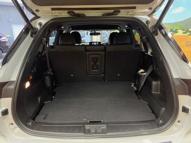 アウトランダーＰＨＥＶ Ｐ　７人乗り　９型ディスプレイオーディオ　全周囲カメラ　マイパイロット　レーダークルーズ　パワーバックドア　シートヒーター　ブラインドスポットモニター　シートメモリー　ＬＥＤヘッド　ＥＴＣ　４ＷＤ（12枚目）