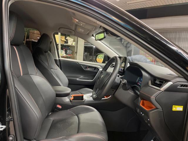 ＲＡＶ４ ハイブリッドアドベンチャー　４ＷＤ　純正１０．５インチディスプレイオーディオ　バックカメラ　衝突被害軽減システム　レーダークルーズ　禁煙車　電動リアゲート　前席シートエアコン　コーナーセンサー　ＬＥＤヘッド　ルーフレール　ＥＴＣ（9枚目）