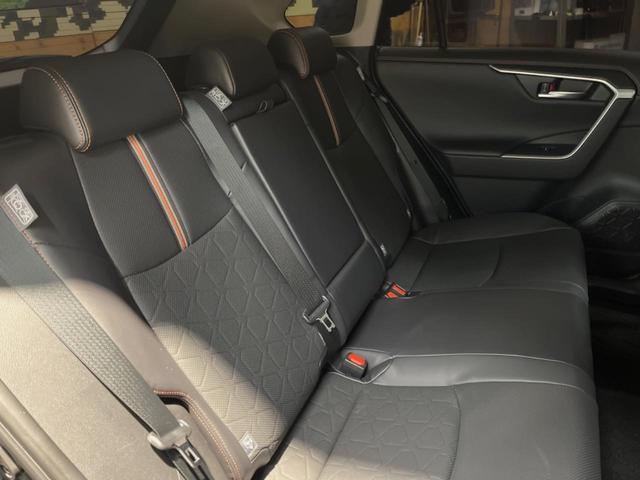 ＲＡＶ４ ハイブリッドアドベンチャー　４ＷＤ　純正１０．５インチディスプレイオーディオ　バックカメラ　衝突被害軽減システム　レーダークルーズ　禁煙車　電動リアゲート　前席シートエアコン　コーナーセンサー　ＬＥＤヘッド　ルーフレール　ＥＴＣ（10枚目）
