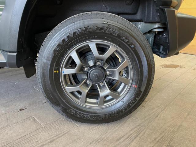 �y�����P�T�C���`�A���~�z�C�[���z�O�ςɃ}�b�`���������A���~�z�C�[���𑕒����Ă���܂��B�e��ЊO�A���~�z�C�[����A�X�^�b�h���X�^�C�����戵�����Ă���܂��B���񂲑��k����������