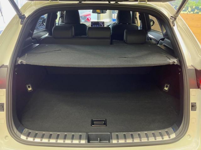 ���i�̂���������ʋ΁A���}���ɏ\���ȉ׎��X�y�[�X���m�ۂ��Ă���܂��B�Z�J���h�V�[�g��|���ƁA�傫�ȉו��̐ύڂ��\�ł���